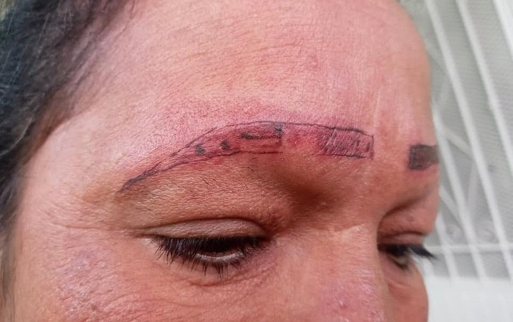 Cejas de la mujer, arruinadas por los tatuadores