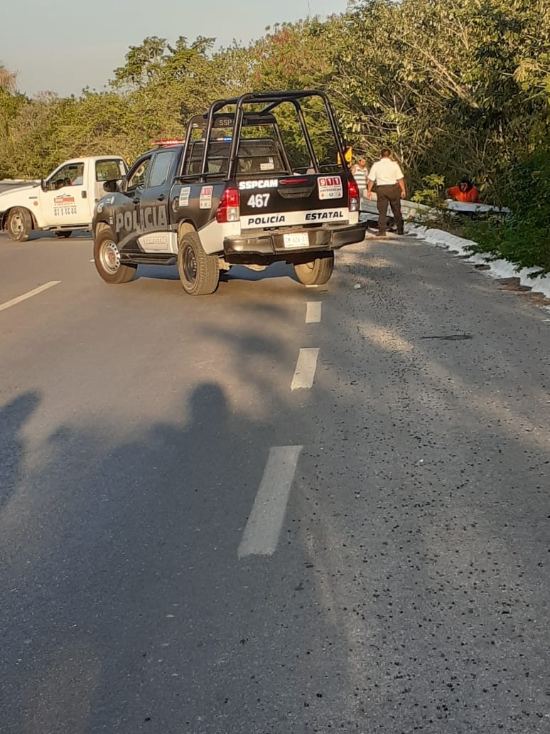 Al auxilio llegaron elementos de la policía estatal, así como automovilistas que transitaban por el lugar