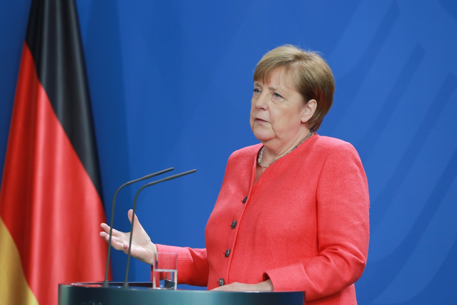 Angela Merkel, recibió en Berlín la primera dosis de la vacuna de AstraZeneca contra COVID-19.