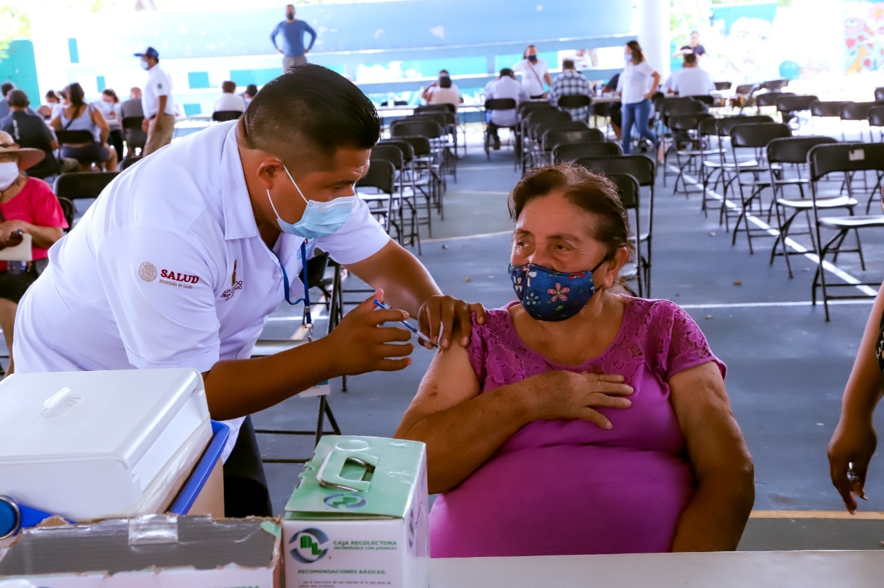 A las 11:00 horas, informaron que en el punto de vacunación  en el Domo de la Unidad Deportiva de Tulum, sólo se habían aplicado 76 dosis