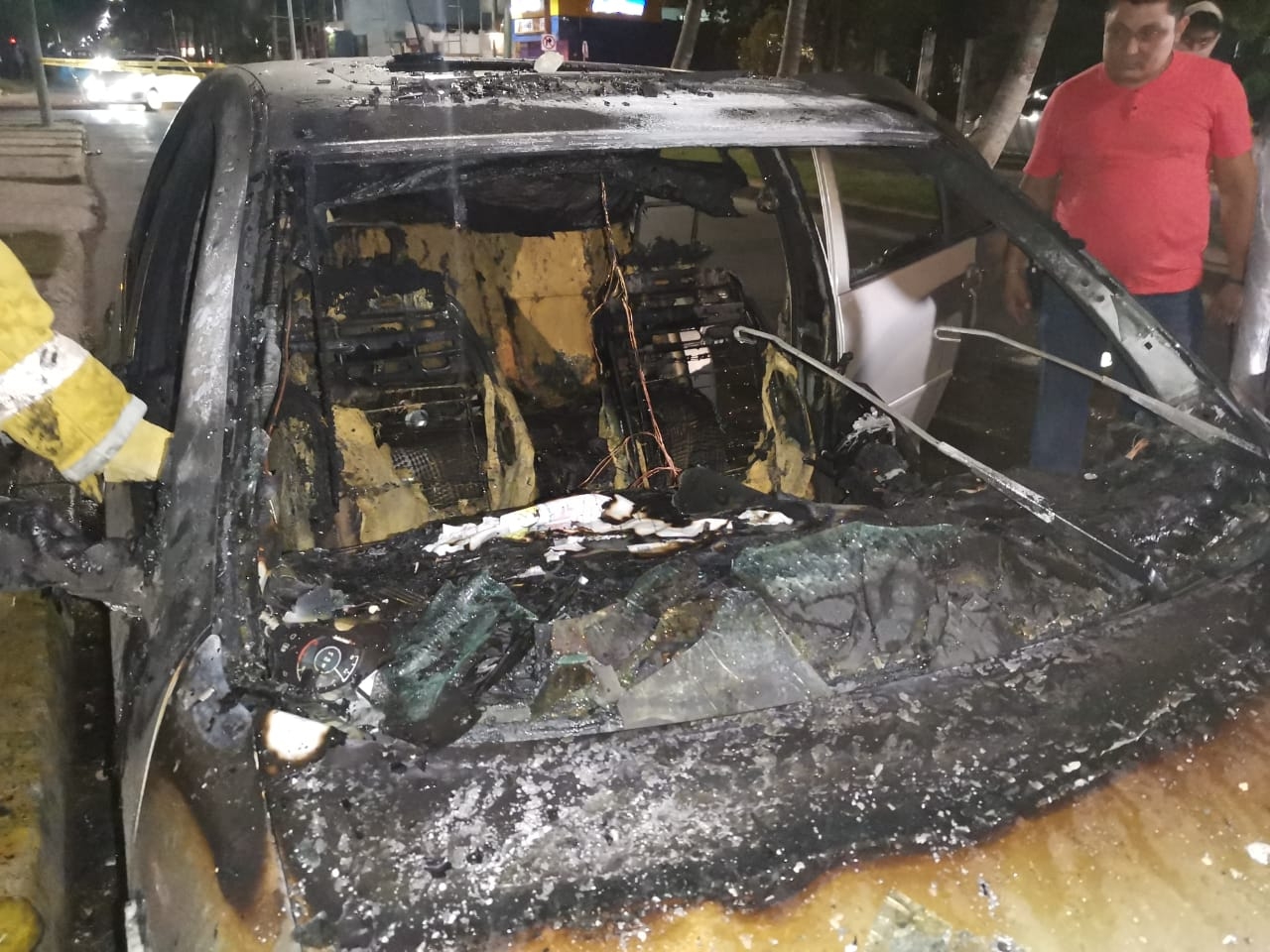 Cortocircuito provoca incendio de un auto en Ciudad del Carmen