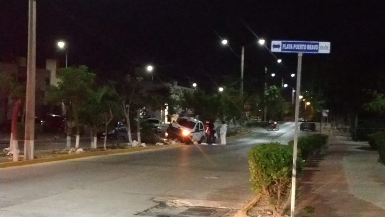 Así terminó el taxi luego del asesinato del taxista en Cancún