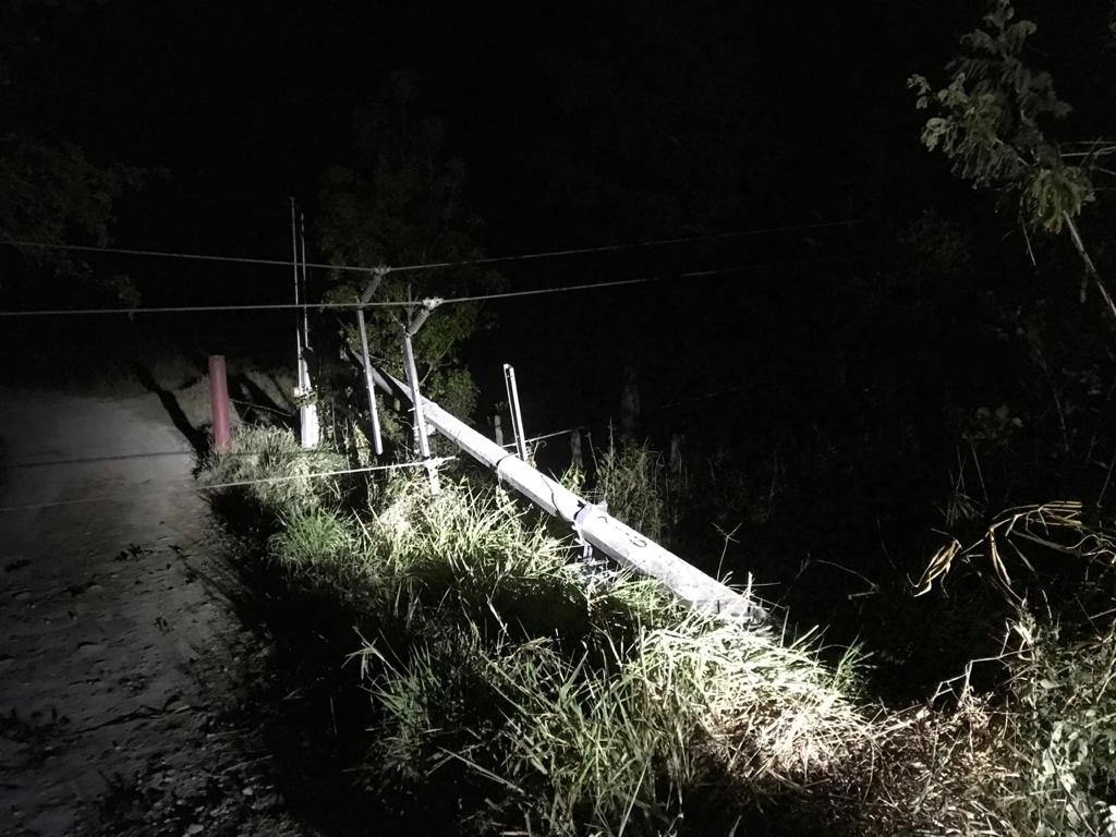 Un choque tiró el poste y dejó sin luz a comodidades