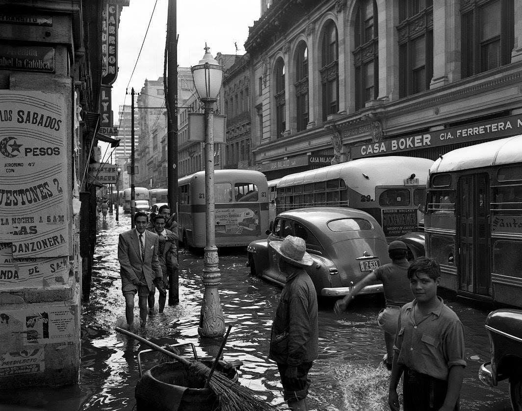 Inundación en la Calle 16 de septiembre en 1952, centro histórico de la Ciudad de México
