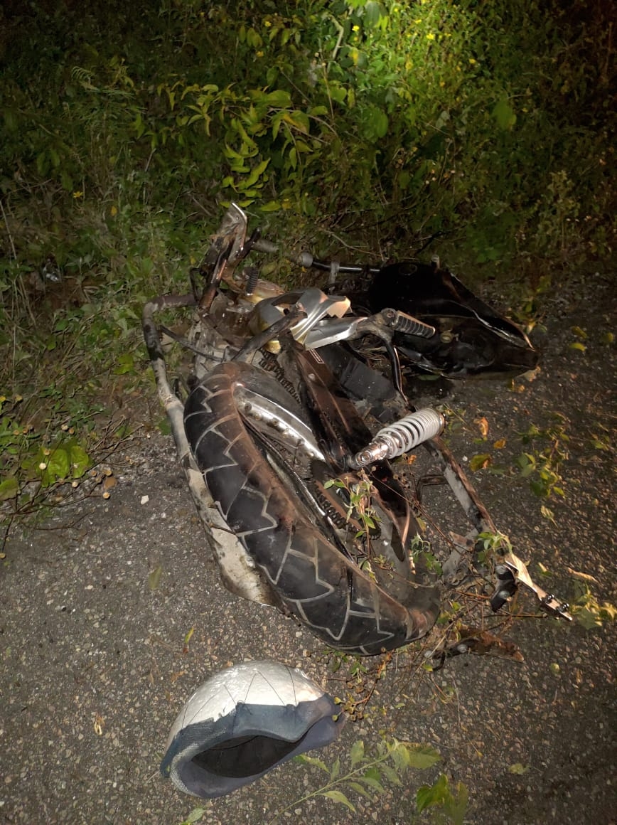 La motocicleta quedo destrozada debido al choque