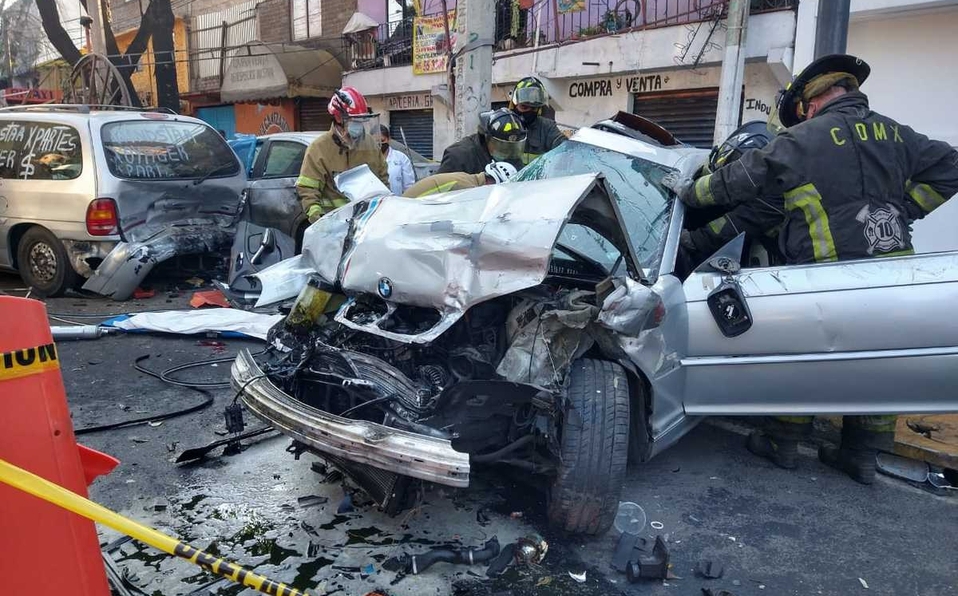 CDMX: Conductor destroza su BMW contra un poste y sobrevive; dos acompañantes murieron