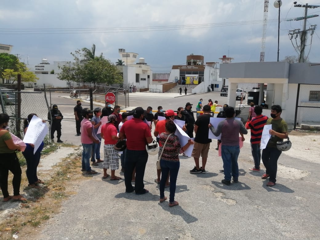 Familiares de reos protestan en el Cereso de San Francisco Kobén en Campeche