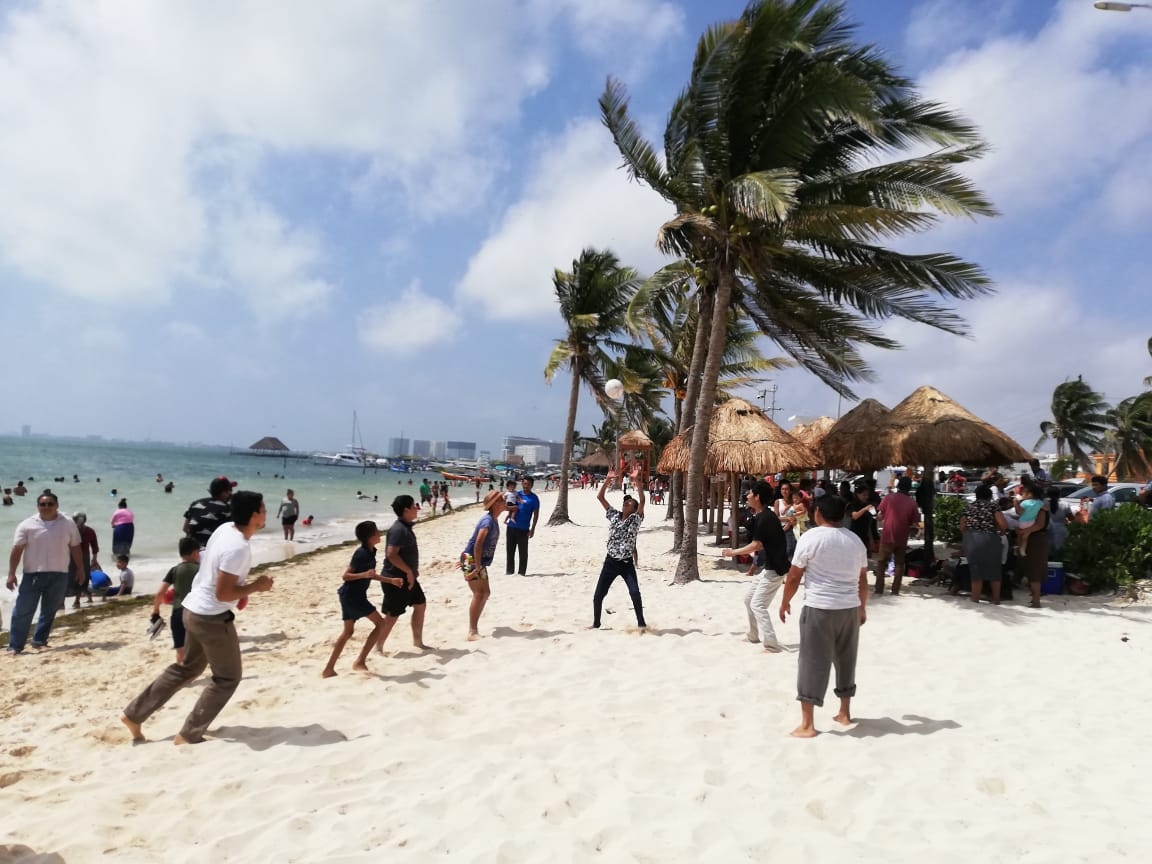 familias y visitantes disfrutan de las playas de Cancún