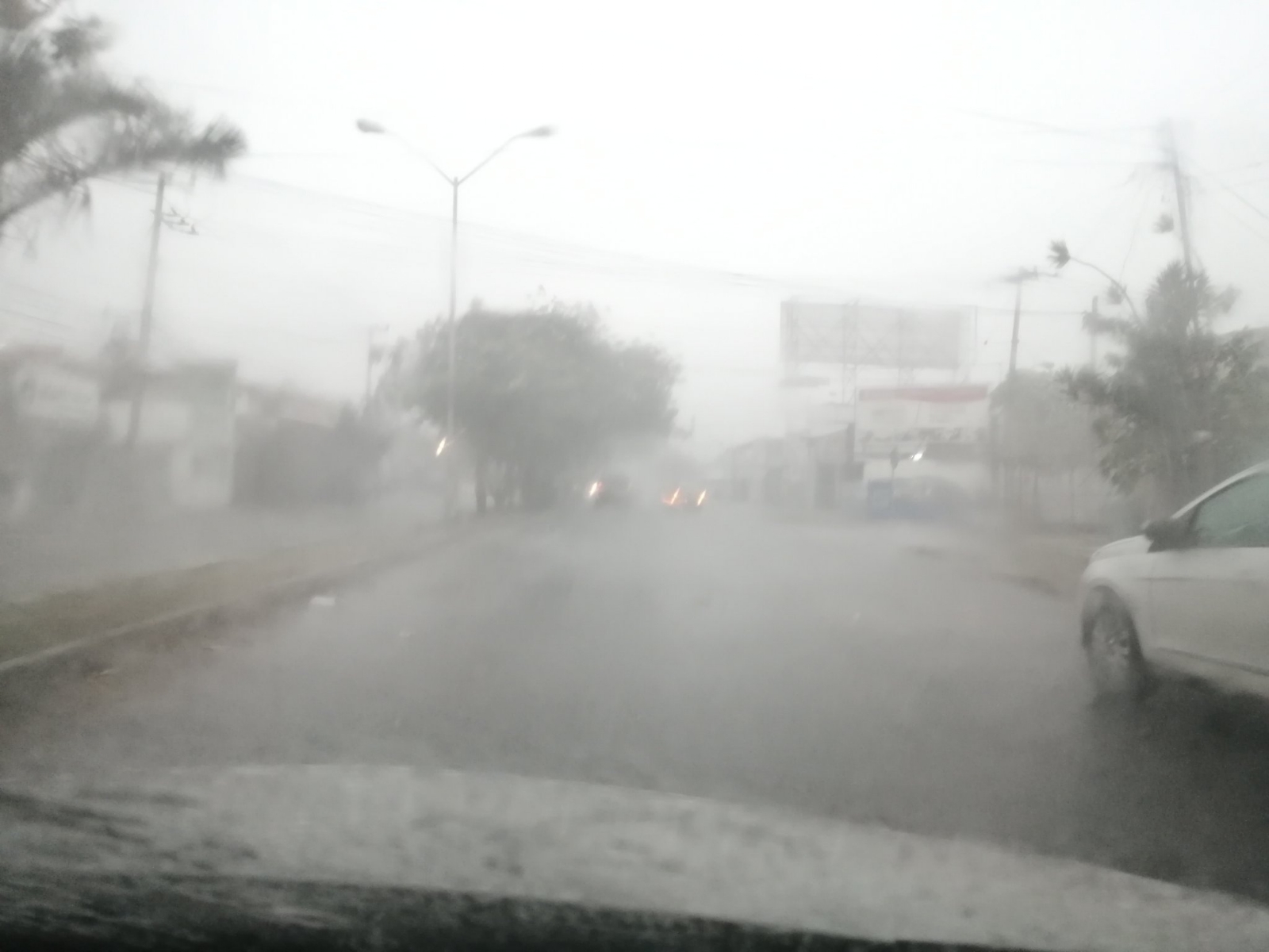 Granizo y fuertes lluvias se registran en Mérida