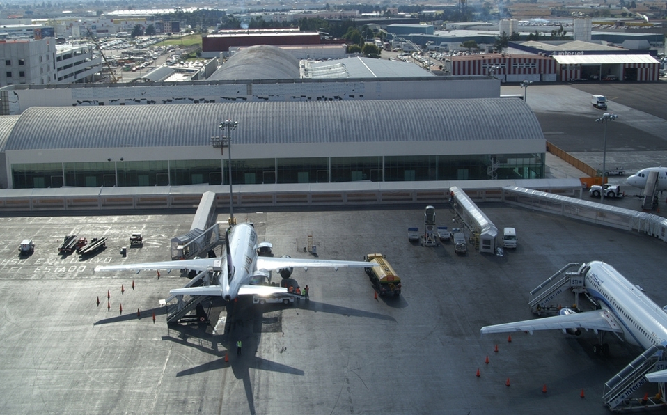 Aeropuerto Internacional de Toluca cierra su pista por aterrizaje de emergencia