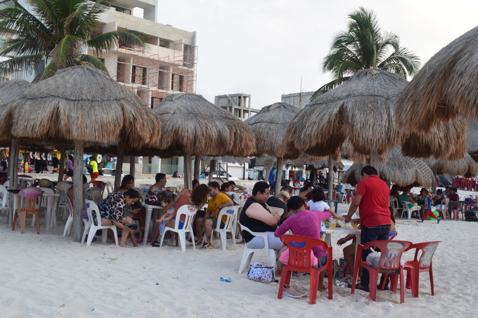 Frente Frío no detiene a bañistas, abarrotan el malecón de Progreso