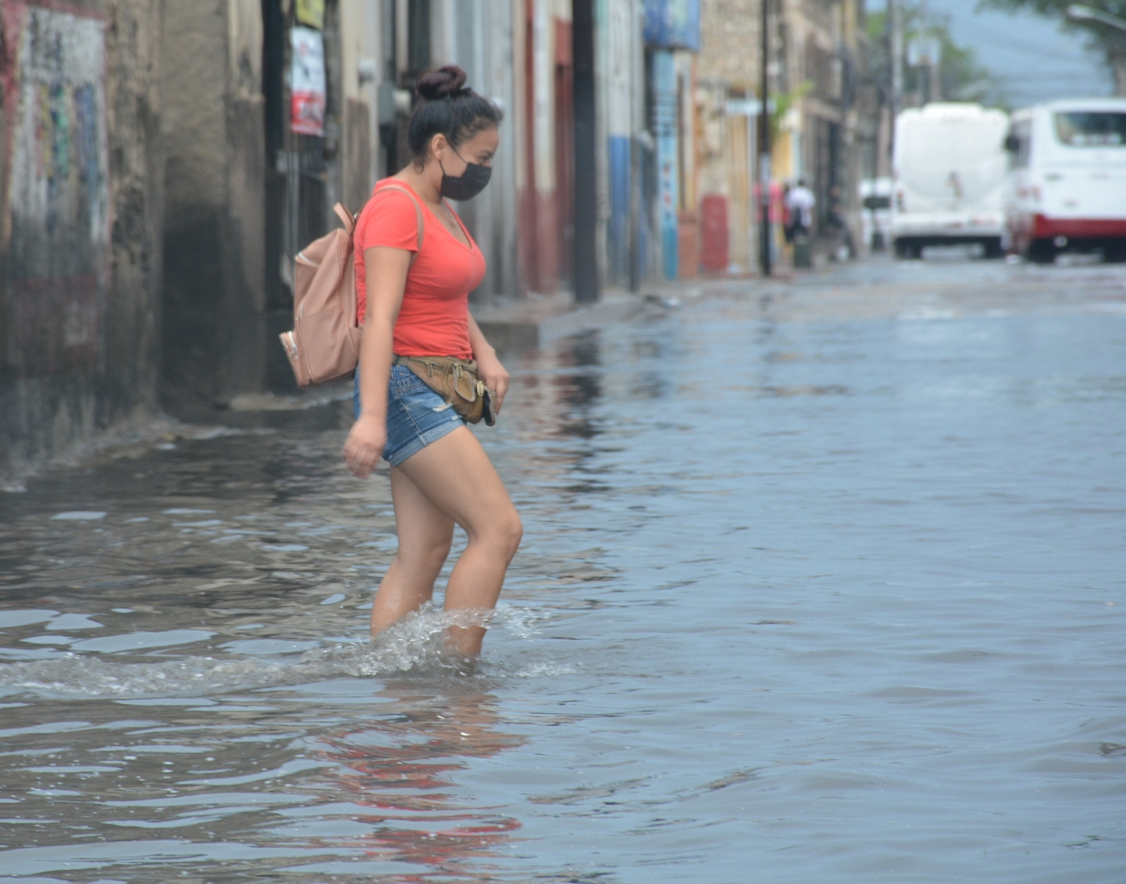 Este viernes se espera cielo parcialmente nublado por la mañana y nublado por la tarde, con lluvias puntuales fuertes