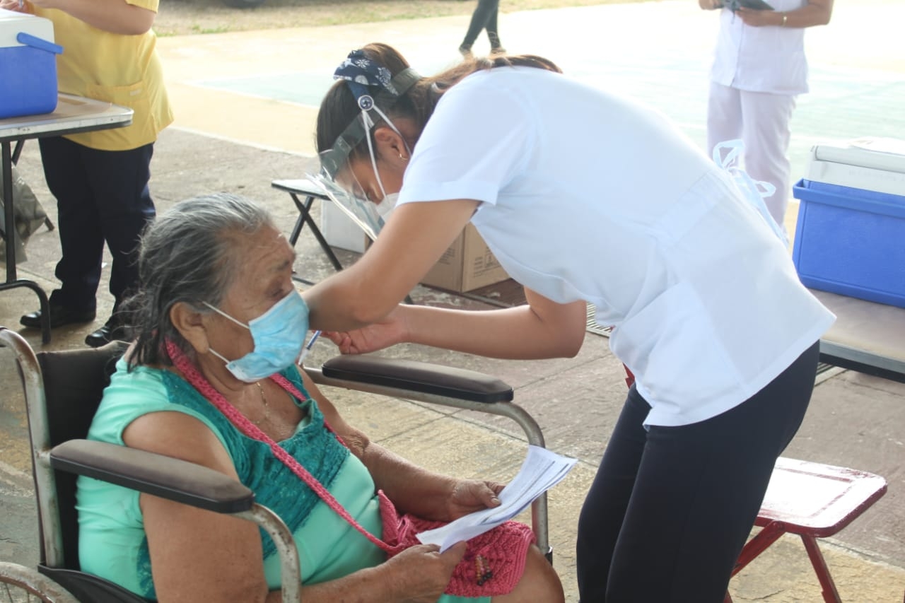 Inicia vacunación de adultos mayores contra COVID-19 en Kantunilkín