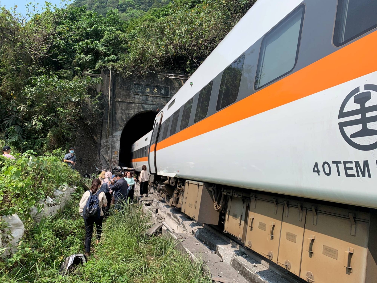 Pasajeros cerca del lugar del accidente