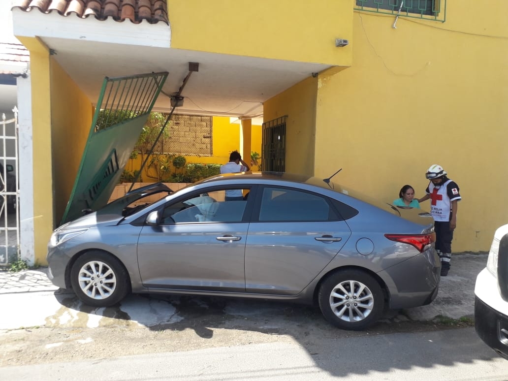 Auto se estrella y destroza la cochera de una empresa en Ciudad del Carmen