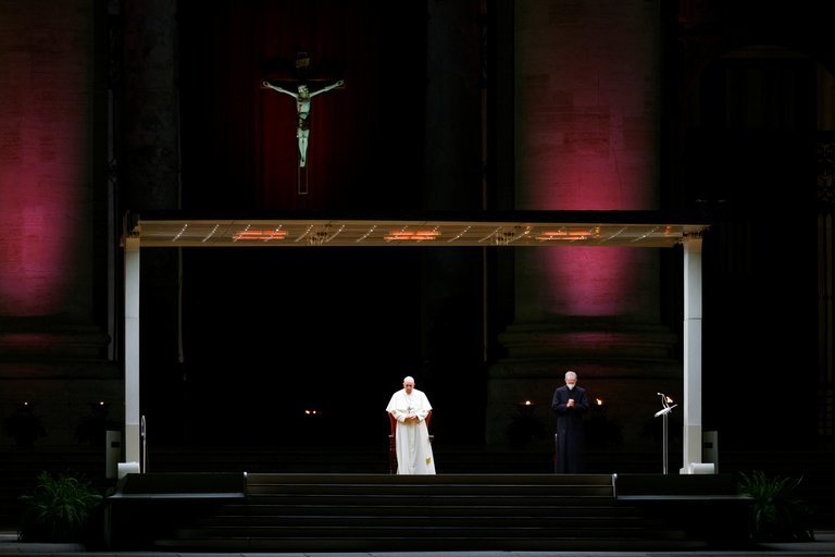 Papa Francisco encabeza el Viacrucis en el Vaticano