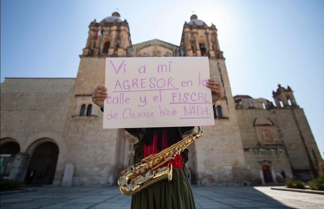 Elena Ríos sostiene sostiene un cartel contra la violencia de género