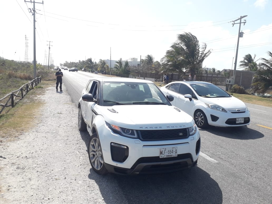 Auto se estrella contra una camioneta de lujo cerca del Pueblo Mágico de Isla Aguada