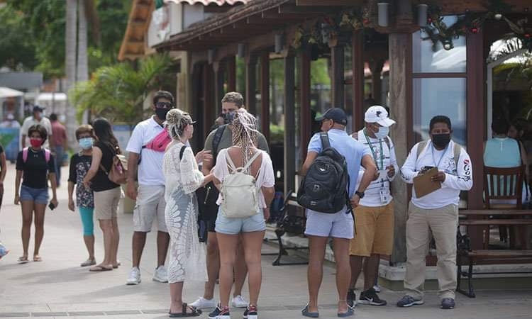 La mayoría de los turistas, tanto nacionales como extranjeros, llegan procedentes de la Riviera Maya