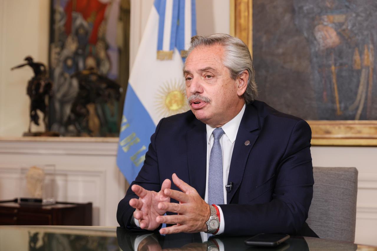 A dos mese de ser vacunado el presidente de Argentina, Alberto Fernández, da positivo a COVID-19