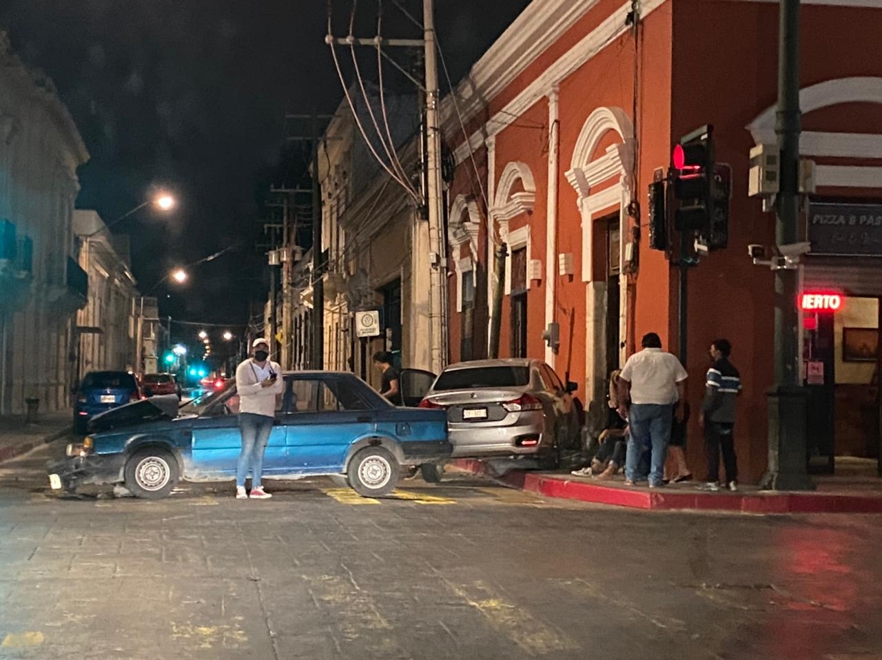 Auto se estrella contra una pizzería tras fuerte choque en el Centro de Mérida