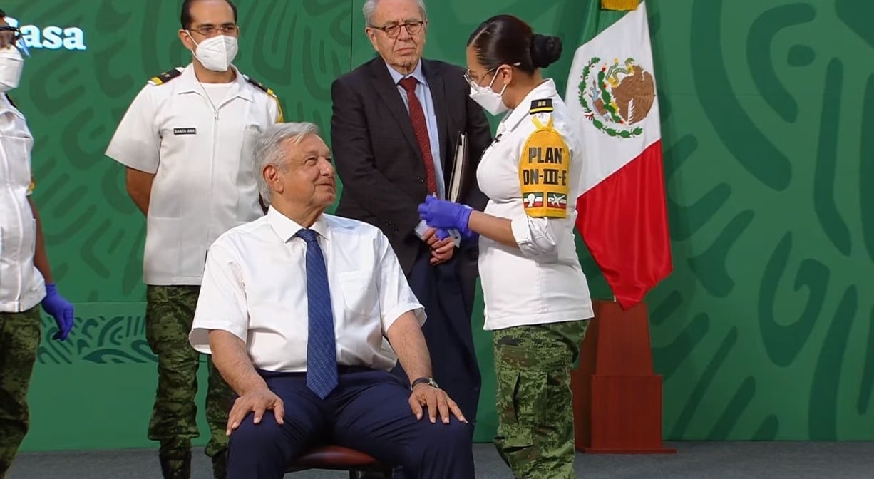 AMLO se vacuna contra COVID-19 en la mañanera: VIDEO