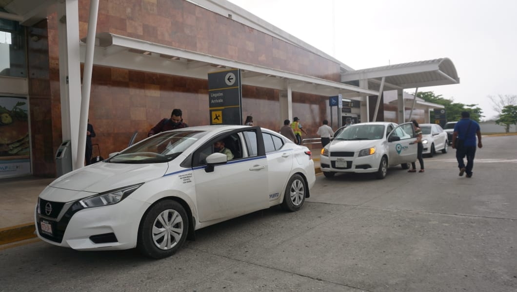 Taxis se saturan en el aeropuerto de Campeche