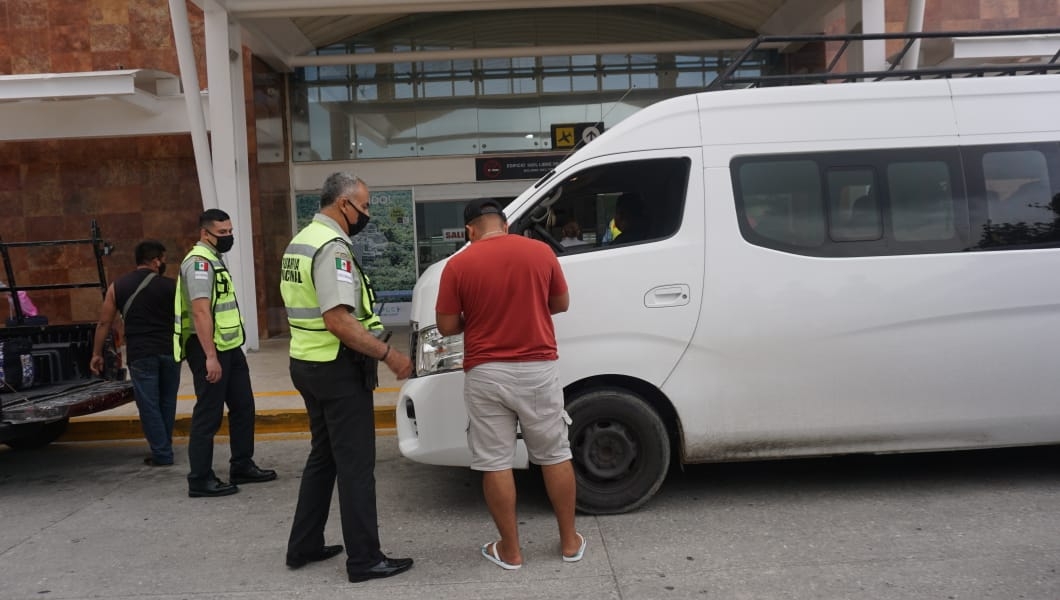 Guardia Nacional cobra derecho de piso a combi en el aeropuerto de Campeche