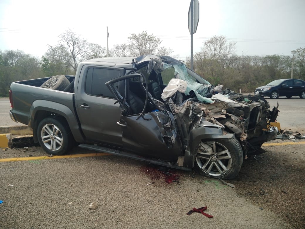 Rescatan a abuelita tras quedar prensada en una camioneta en Mérida