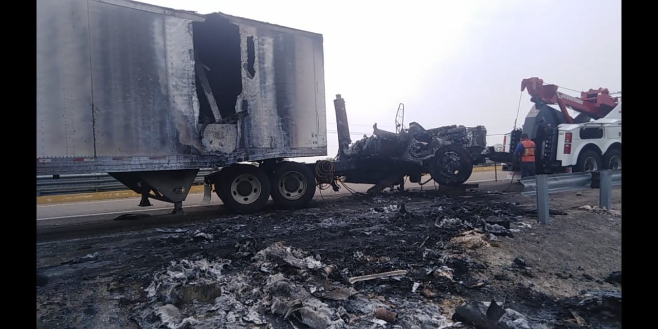 Tráiler se incendia sobre la carretera Mérida-Campeche: VIDEO