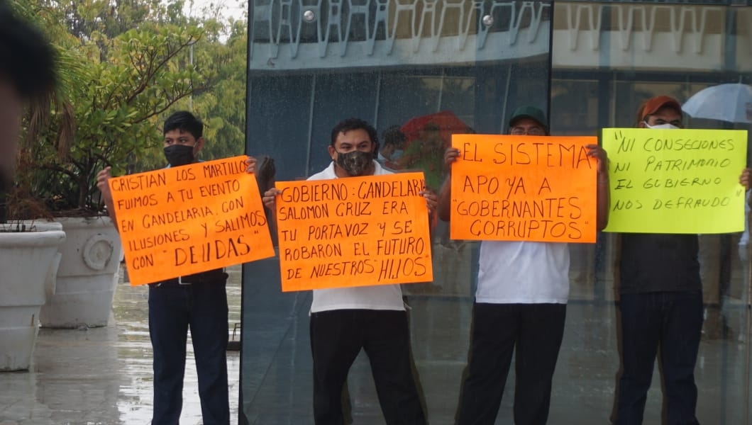 Taxistas protestan afuera del Palacio de Gobierno en Campeche