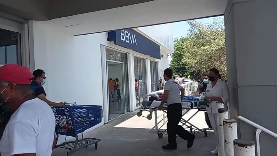 Institución bancaria obliga abuelito a realizar trámite en una camilla en Chetumal