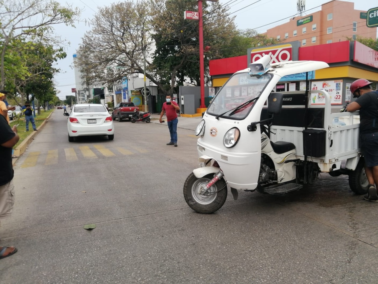 Conductora termina lesionada tras choque con un mototaxi en Ciudad del Carmen