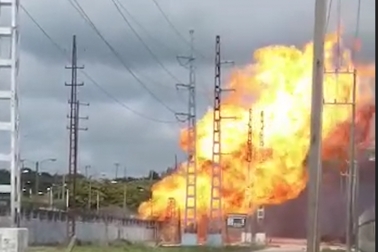 Reportan explosión en ducto de Pemex en la zona industrial de Pajaritos, Veracruz