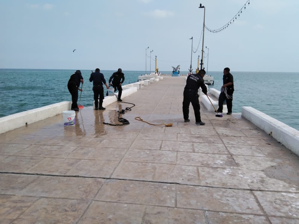 Personas que van a practicar la pesca dejan sus carnadas en el sitio