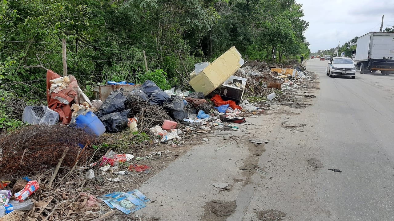 Basureros clandestinos en terrenos baldíos invaden a Playa del Carmen