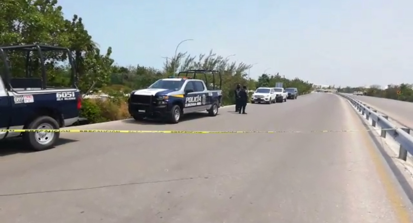 Policías acudieron al lugar del hallazgo del cuerpo, para cordonar la zona y permitir el acceso de Servicios Periciales de la FGE Q.Roo