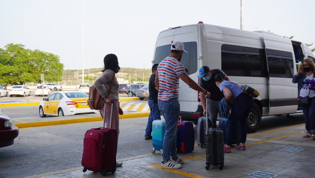 Viajeros se quejan porque no pueden entrar a la terminal a despedirse de sus familiares