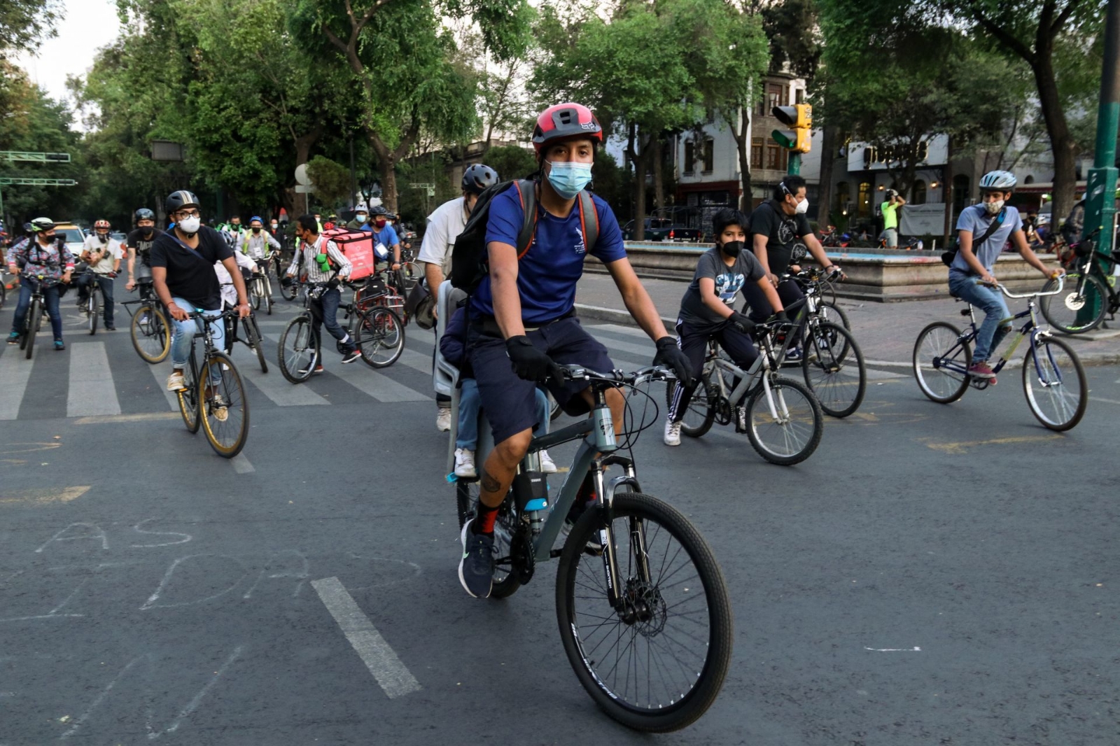 Ciclistas sobre una avenida de la Ciudad de México