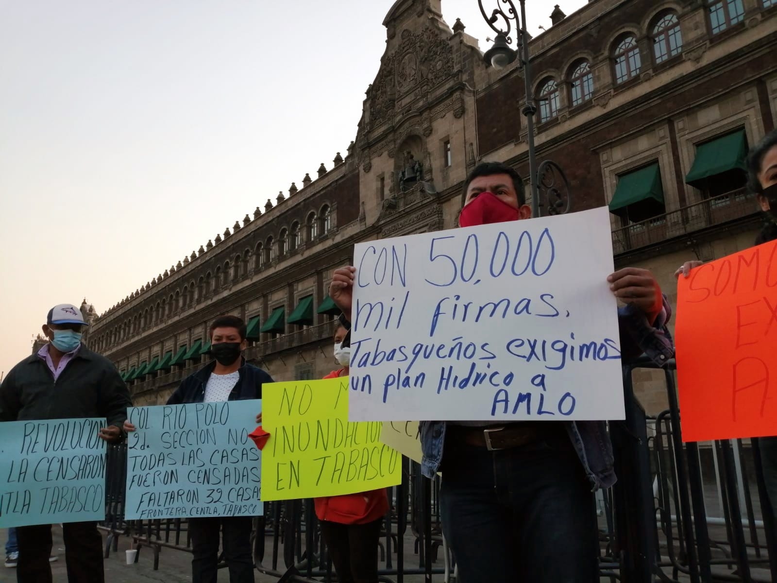 Tabasqueños acuden a Palacio Nacional a pedir que no se vuelva a inundar