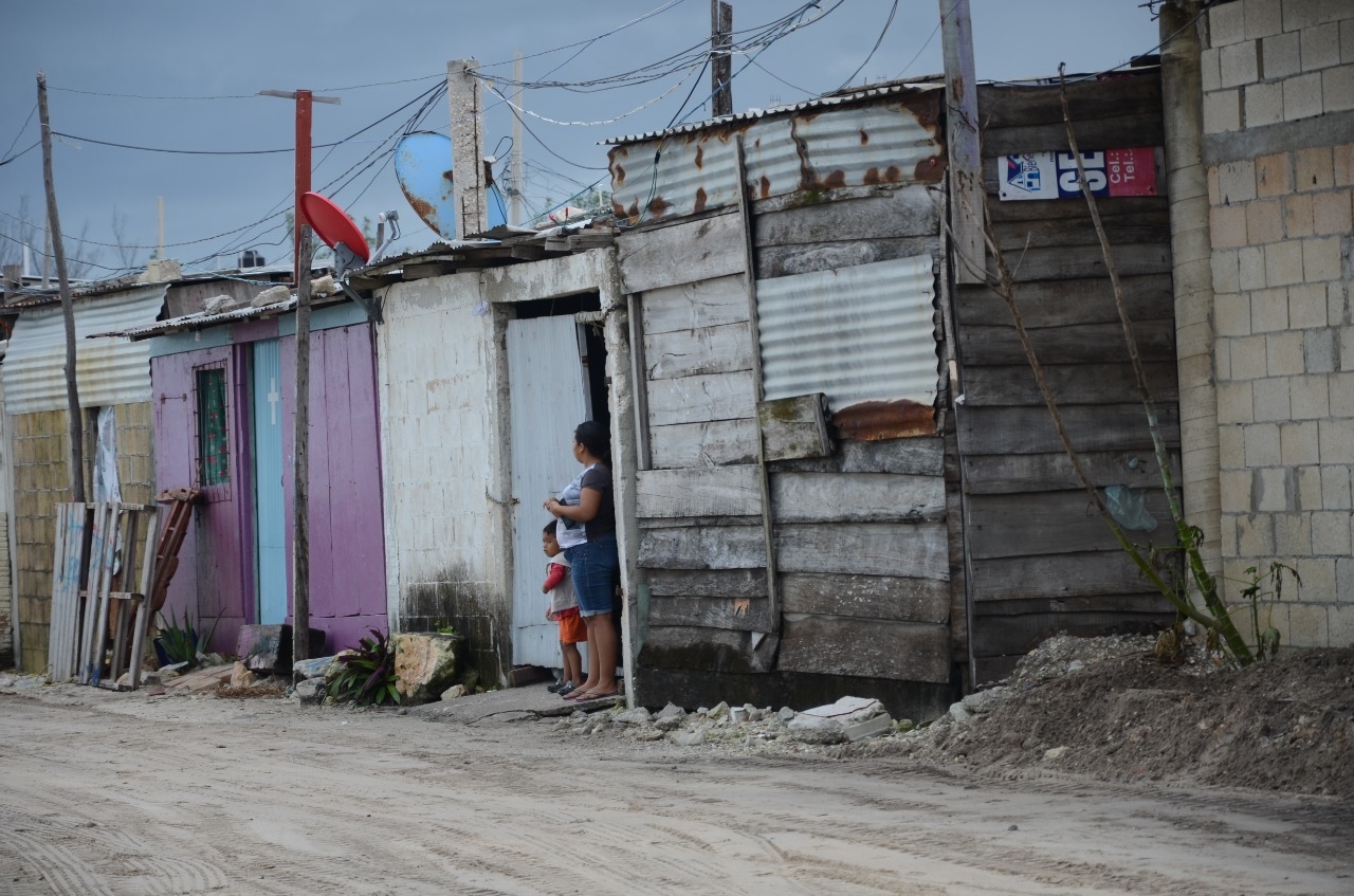 Candidatos derrochan recursos pese a pobreza, acusa activista en Campeche