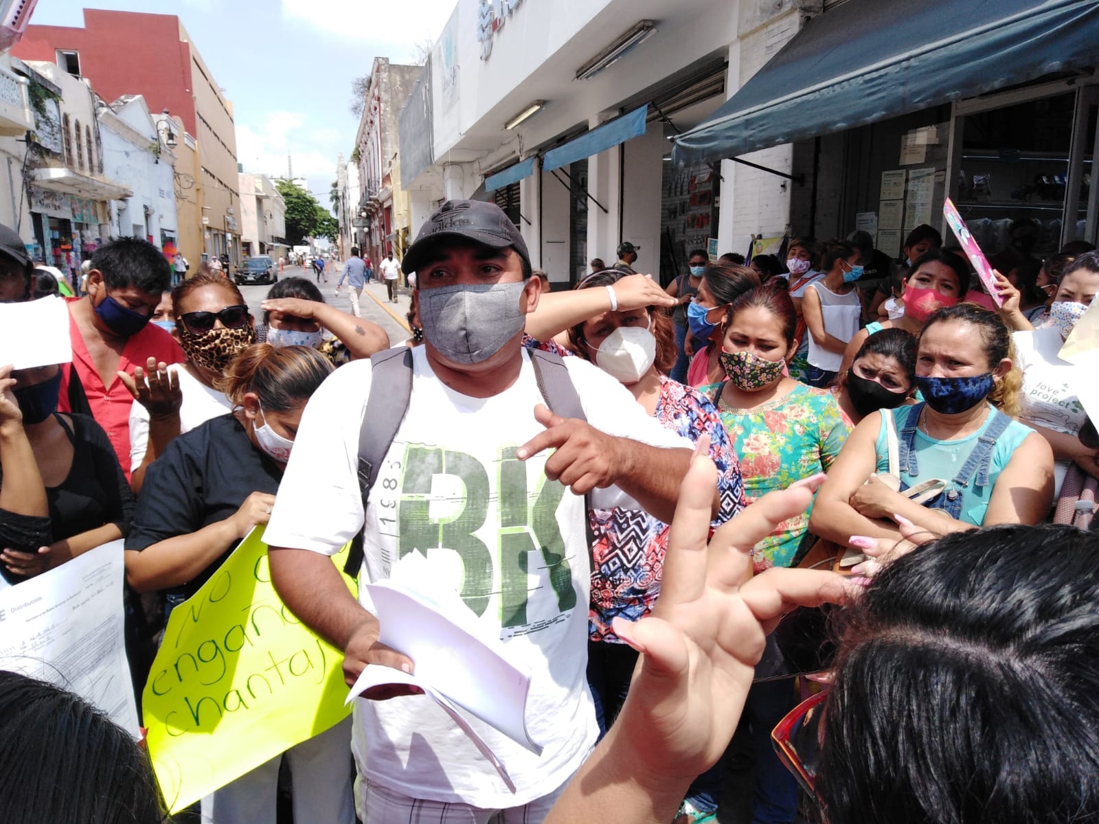 Los vecinos acudieron a las oficinas de la CFE ubicada en el Centro Histórico de Mérida