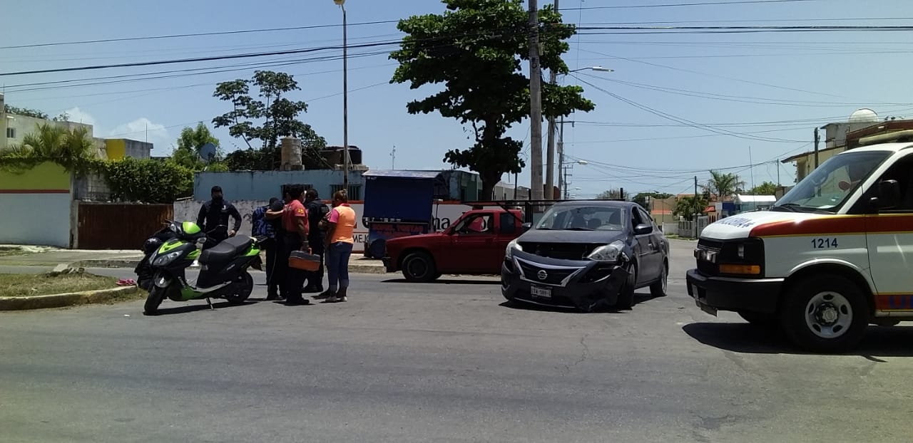 Motociclista resulta lesionada tras choque contra automóvil en Chetumal