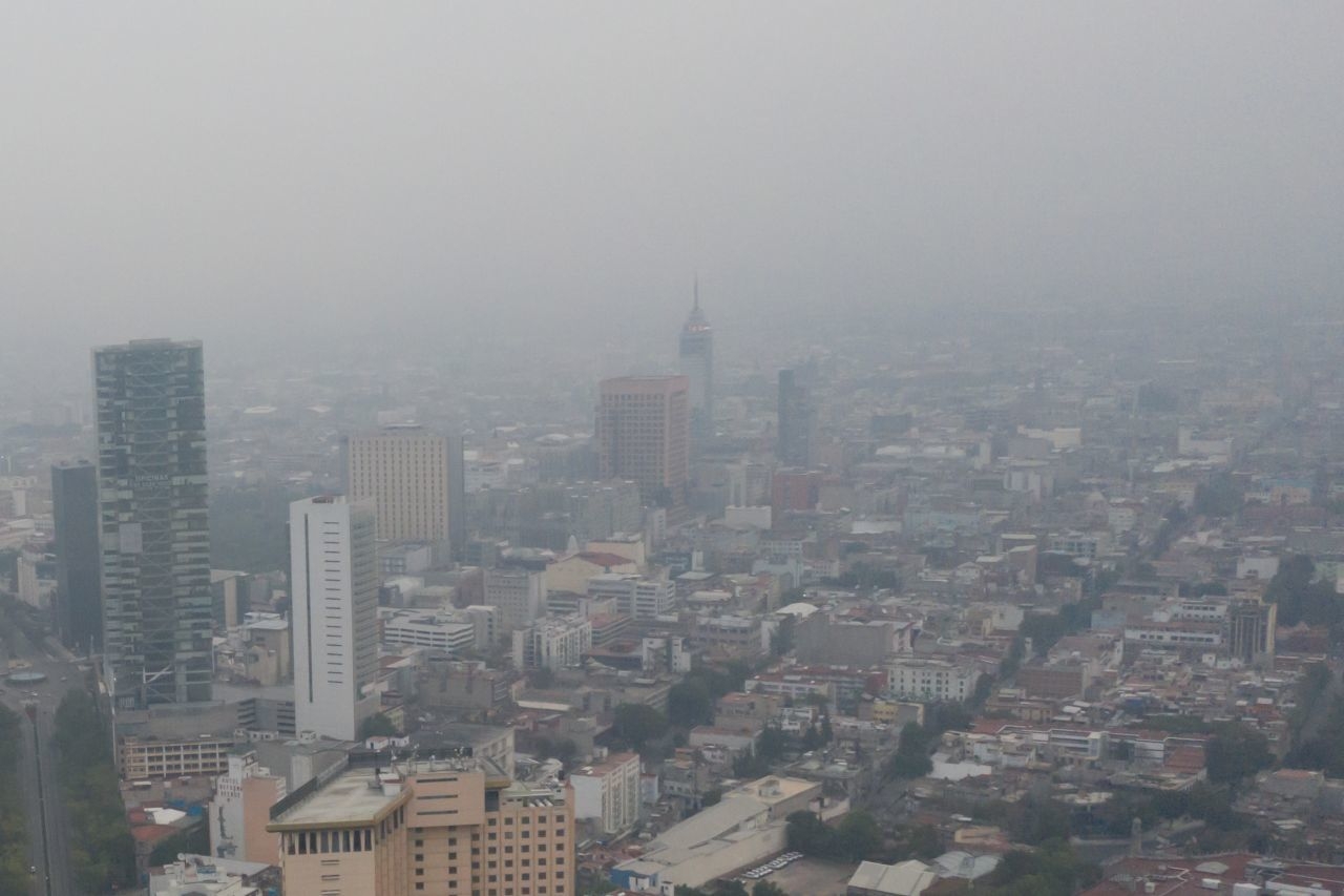 La Ciudad de México, cubierta por una densa capa de contaminantes
