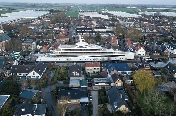 El superyate navegando por los canales holandeses