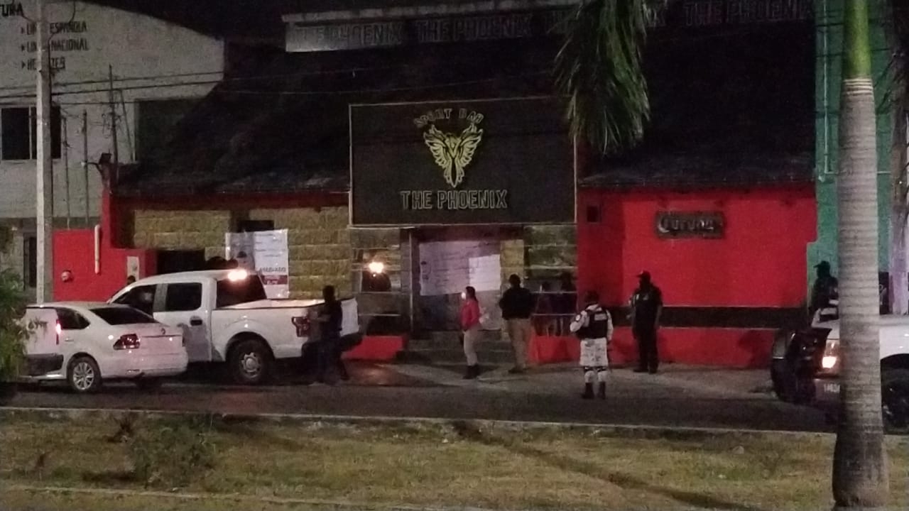 Autoridades catean y aseguran sport bar 'The Phoenix' en Cancún