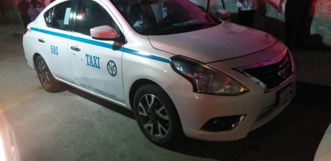 Este es el vehículo donde murió el taxista en Playa del Carmen