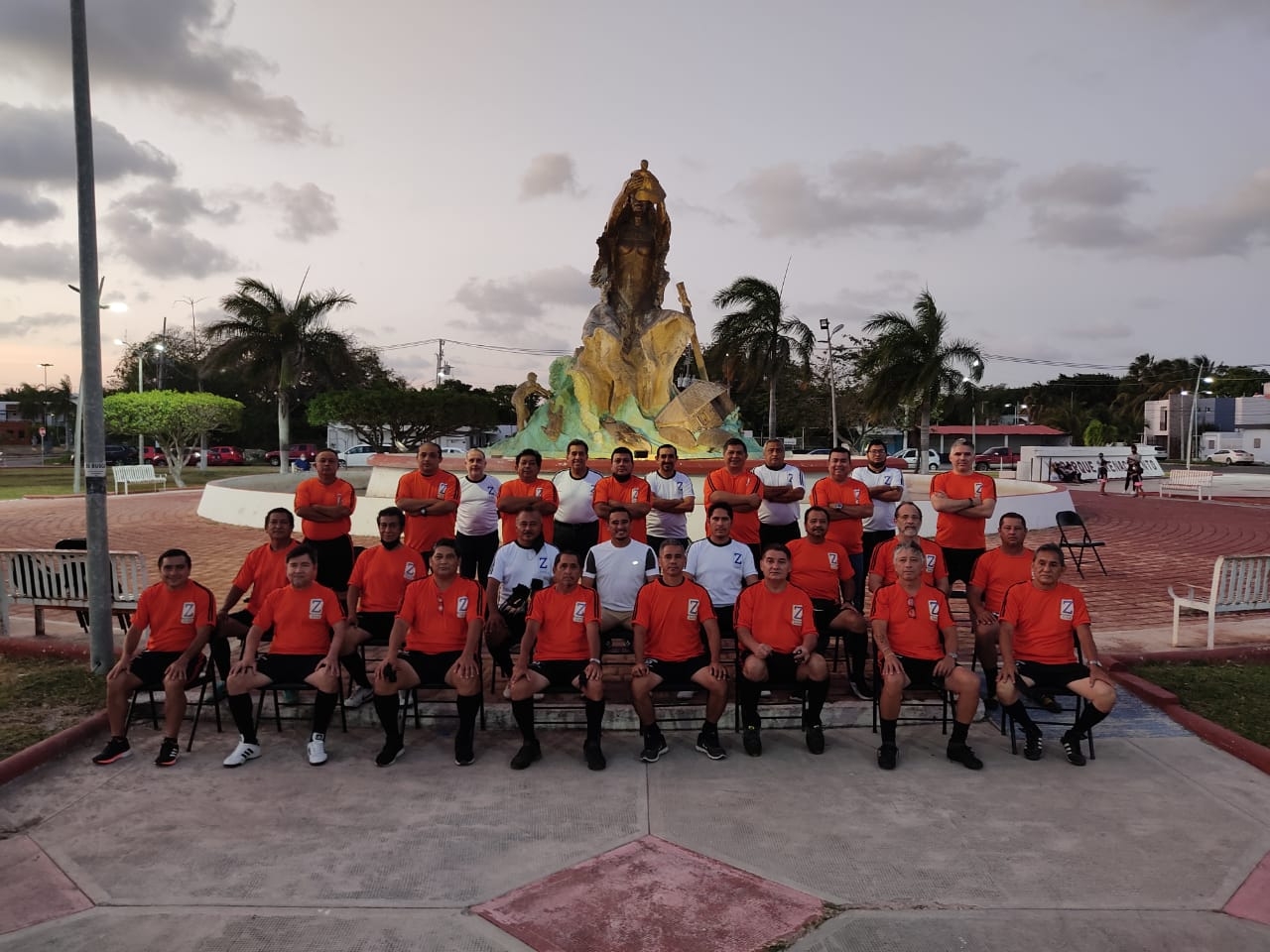 La foto oficial se realizó en el monumento ubicado en el Parque del Renacimiento