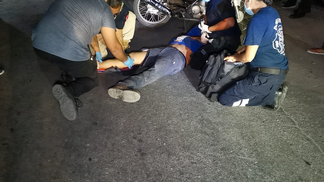 Motociclista se rompe una pierna al chocar contra un taxi en Ciudad del Carmen