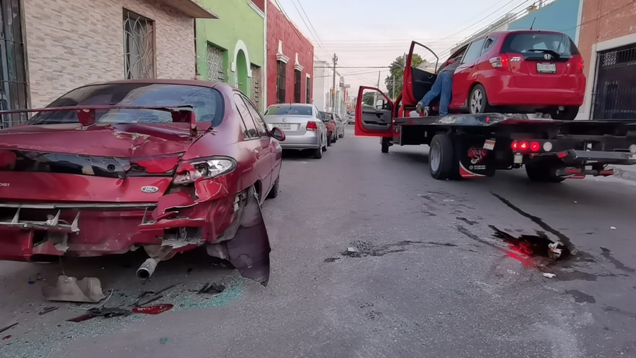 El automovilista dormitó y chocó con dos vehículos, lo que ocasionó la movilización de agentes policiacos